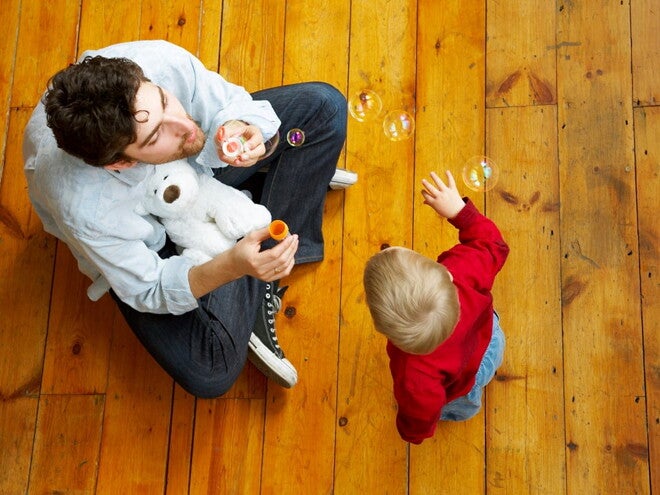 papa_qui_fait_des_bulles_avec_bebe.jpg