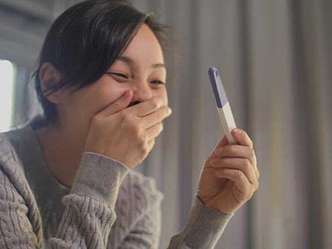 Quand et comment faire un test de grossesse Femme enceinte apprenant sa grossesse avec un test de grossesse