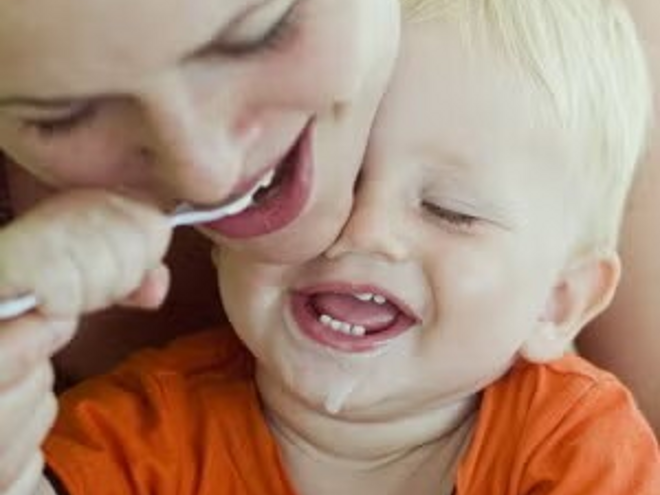 Les premières dents de bébé : Guide complet pour soulager et entretenir le sourire de votre enfant 