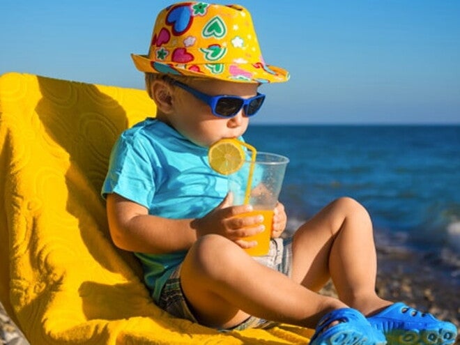 bébé sur une chaise à la plage