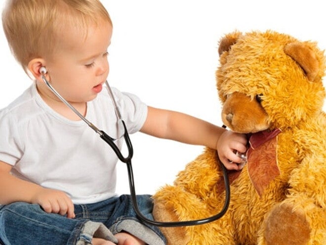 Un bébé avec un stéthoscope
