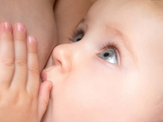bebe aux yeux bleu tetant le sein de sa maman bebe aux yeux bleu tetant le sein de sa maman