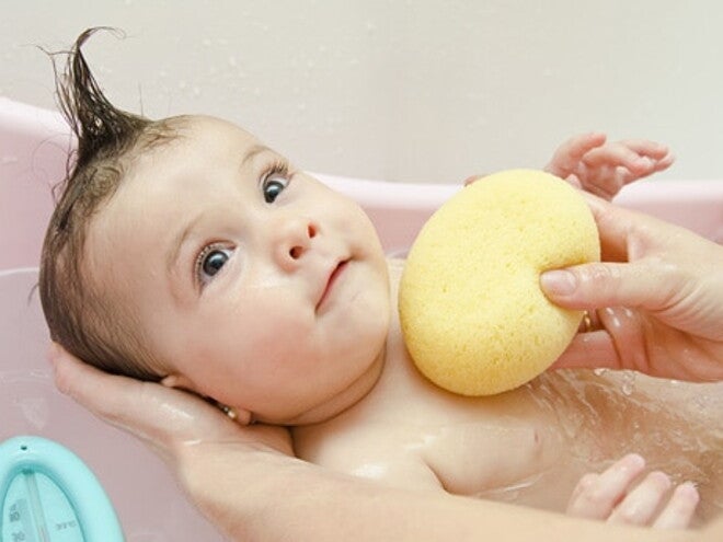 bebe dans son bain