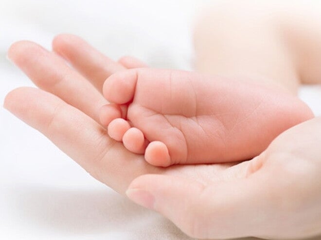 caresse sur le petit pied de bebe