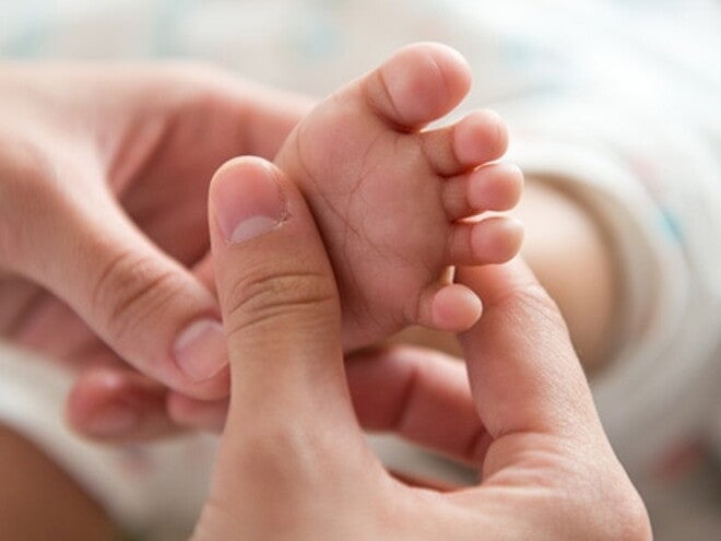 caresses sur les pieds de bébé