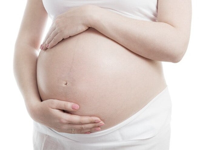maman enceinte les mains sur son ventre