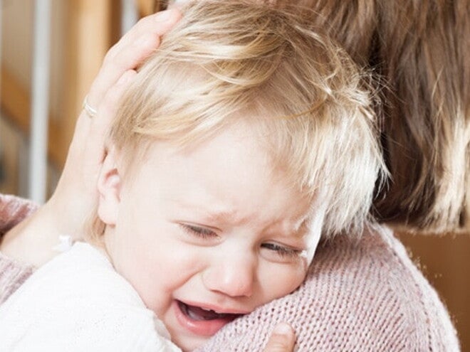 bebe qui pleure sur l'épaule de maman