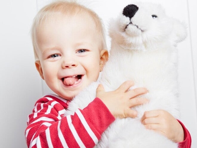 bebe avec un gros ours en peluche