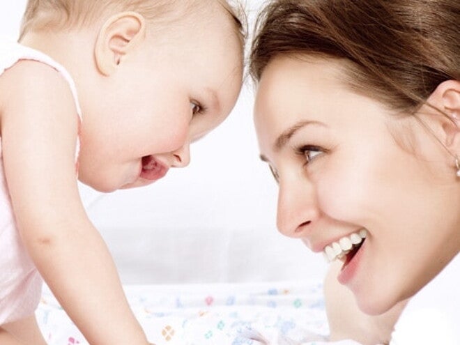 maman et bebe qui se regardent