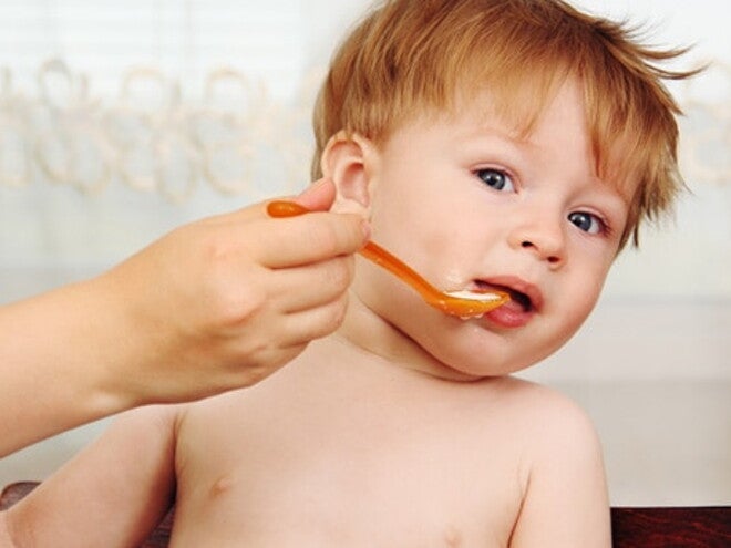 bebe nourrit par sa maman avec une cuillère