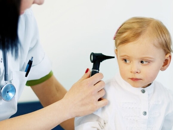 médecin qui observe dans l'oreille de bebe