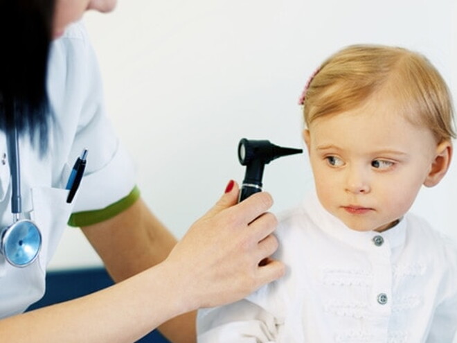 médecin qui observe dans l'oreille de bebe médecin qui observe dans l'oreille de bebe