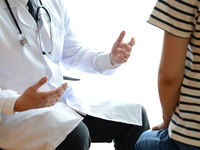 Médecin en face d'un patient faisant des gestes Médecin en face d'un patient faisant des gestes