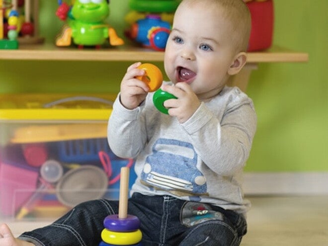 bebe qui joue avec un jouet