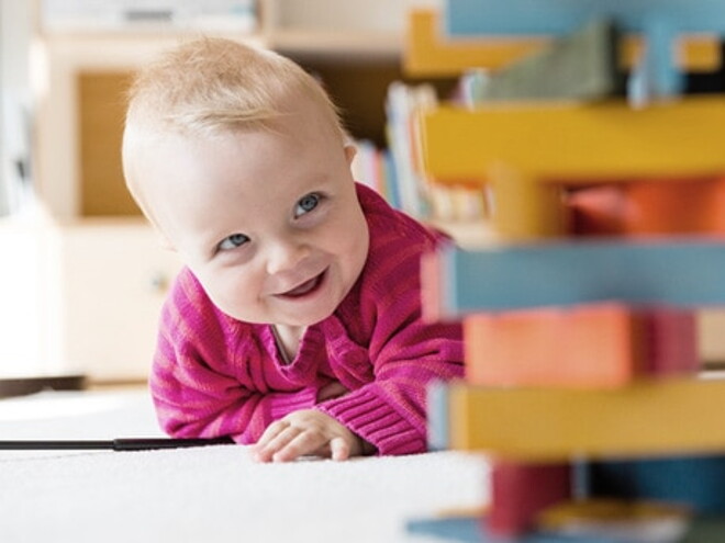 bebe allongé sur le ventre joue bebe allongé sur le ventre joue