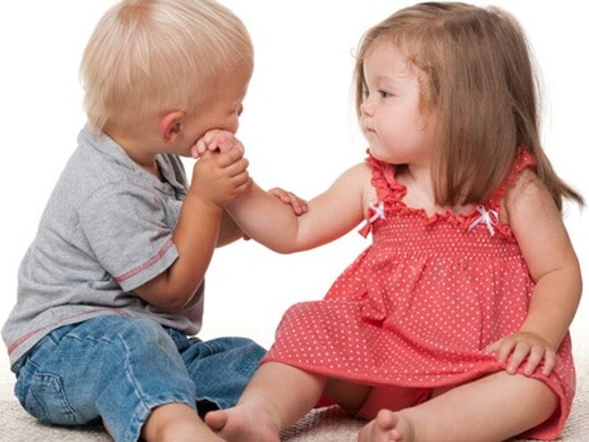 deux enfants assis qui jouent