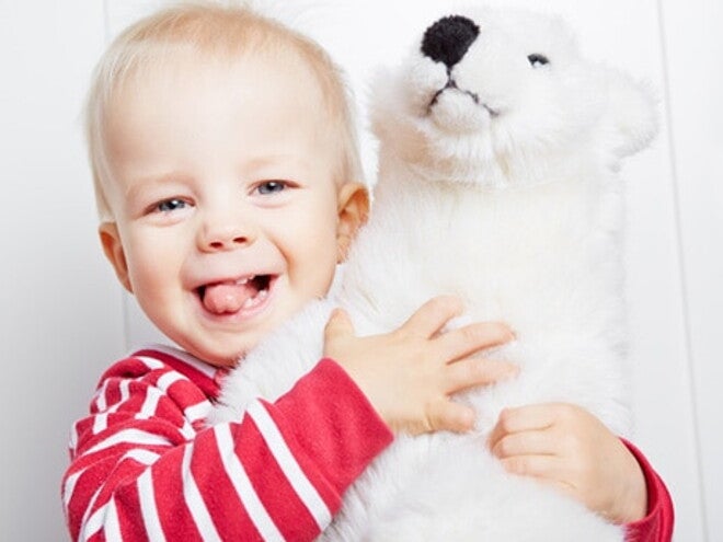 bebe avec un gros ours en peluche