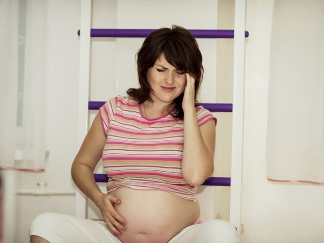 femme enceinte assise