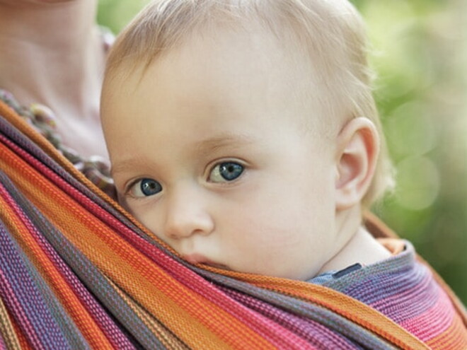 un bébé porté par maman un bébé porté par maman