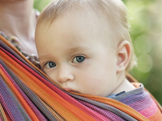 un bébé porté par maman