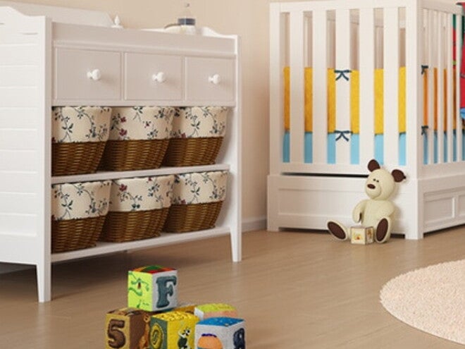 chambre de bébé avec rangement