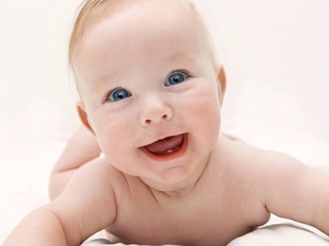 bebe qui sourit allongé sur le ventre bebe qui sourit allongé sur le ventre