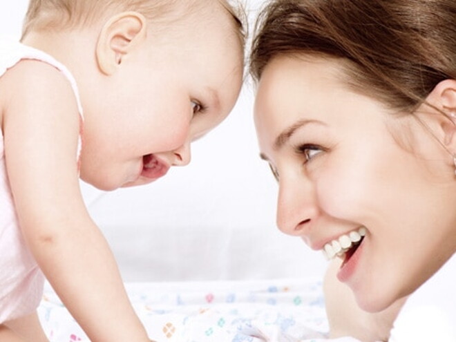 maman et bebe qui se regardent maman et bebe qui se regardent