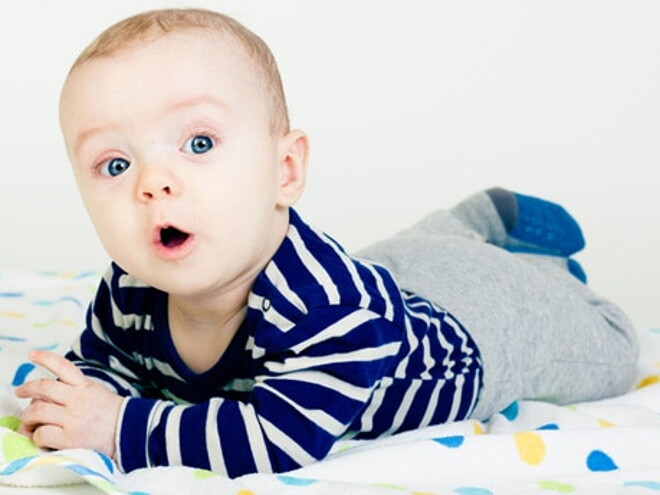 bebe allongé sur le ventre bebe allongé sur le ventre