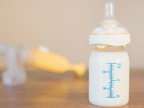 Sevrage d'allaitement de bébé et biberon