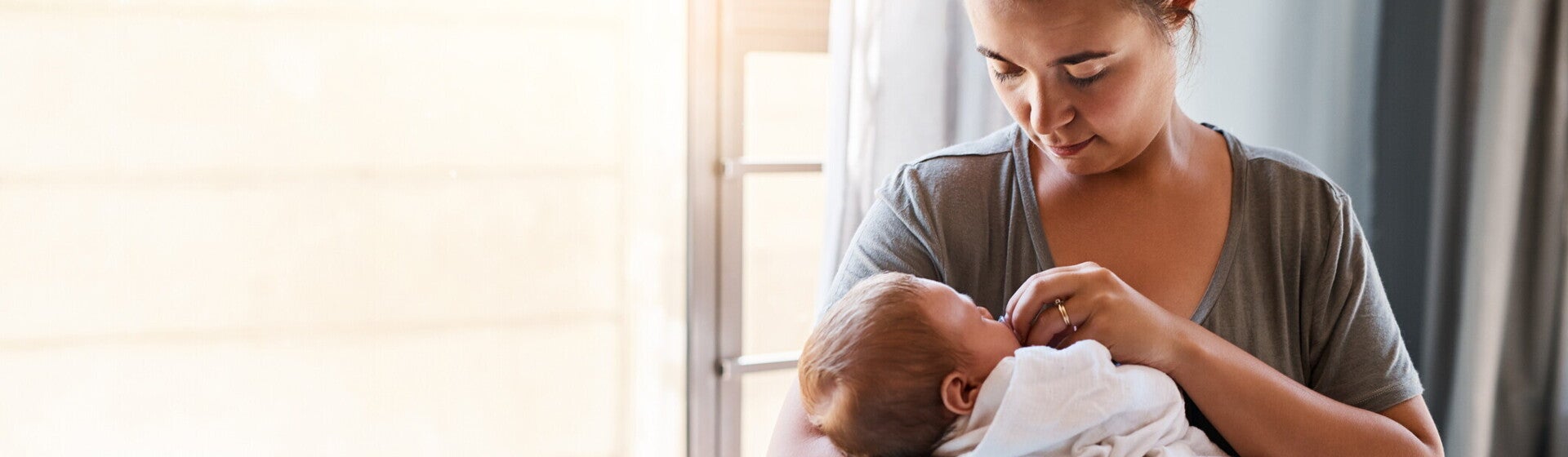 Maman allaitant son bébé au lait maternel Maman allaitant son bébé au lait maternel