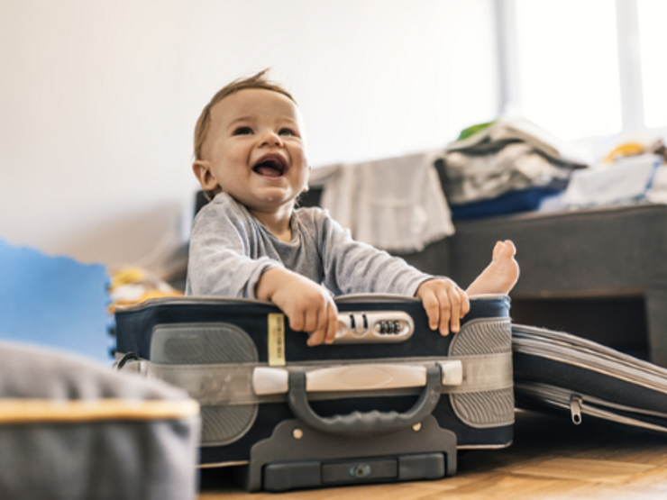 bebe dans valise