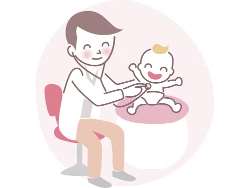 Médecin examinant un bébé souriant avec un stéthoscope Médecin examinant un bébé souriant avec un stéthoscope