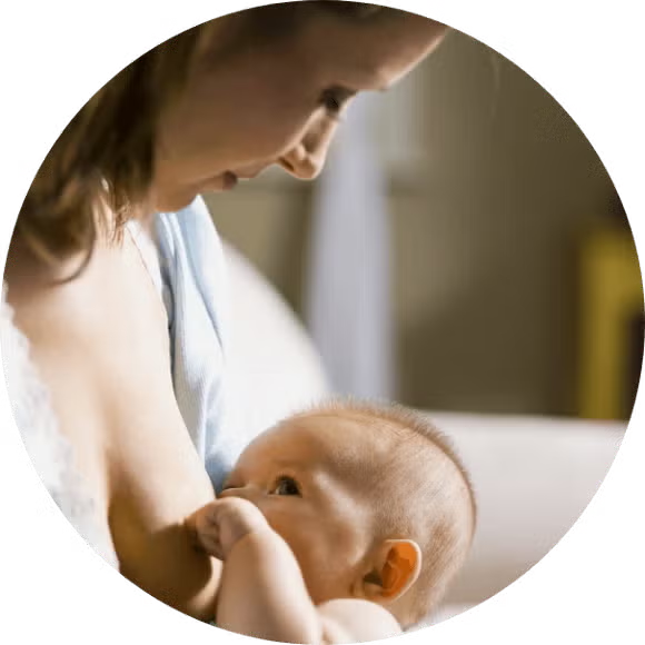 Mère allaitant son bébé dans un environnement calme et doux Mère allaitant son bébé dans un environnement calme et doux