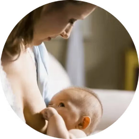 Mère allaitant son bébé dans un environnement calme et doux