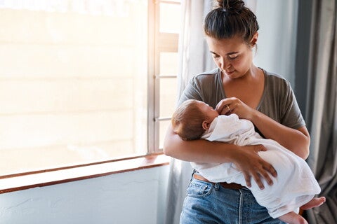 Maman allaitant son bébé au lait maternel Maman allaitant son bébé au lait maternel