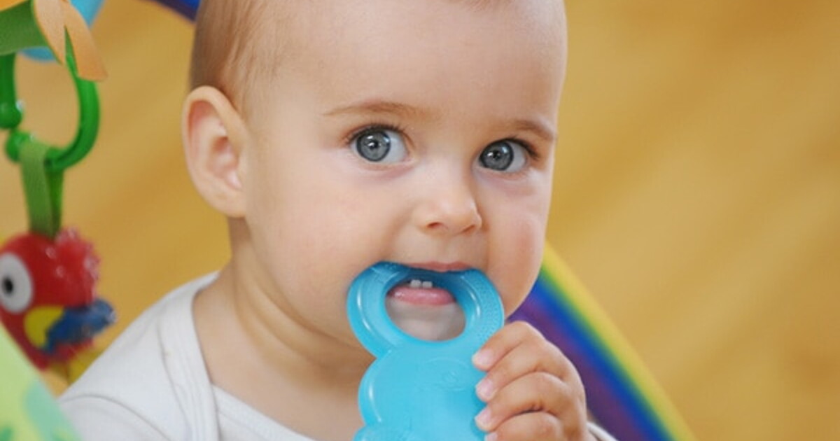 Les symptômes des poussées dentaires chez bébé