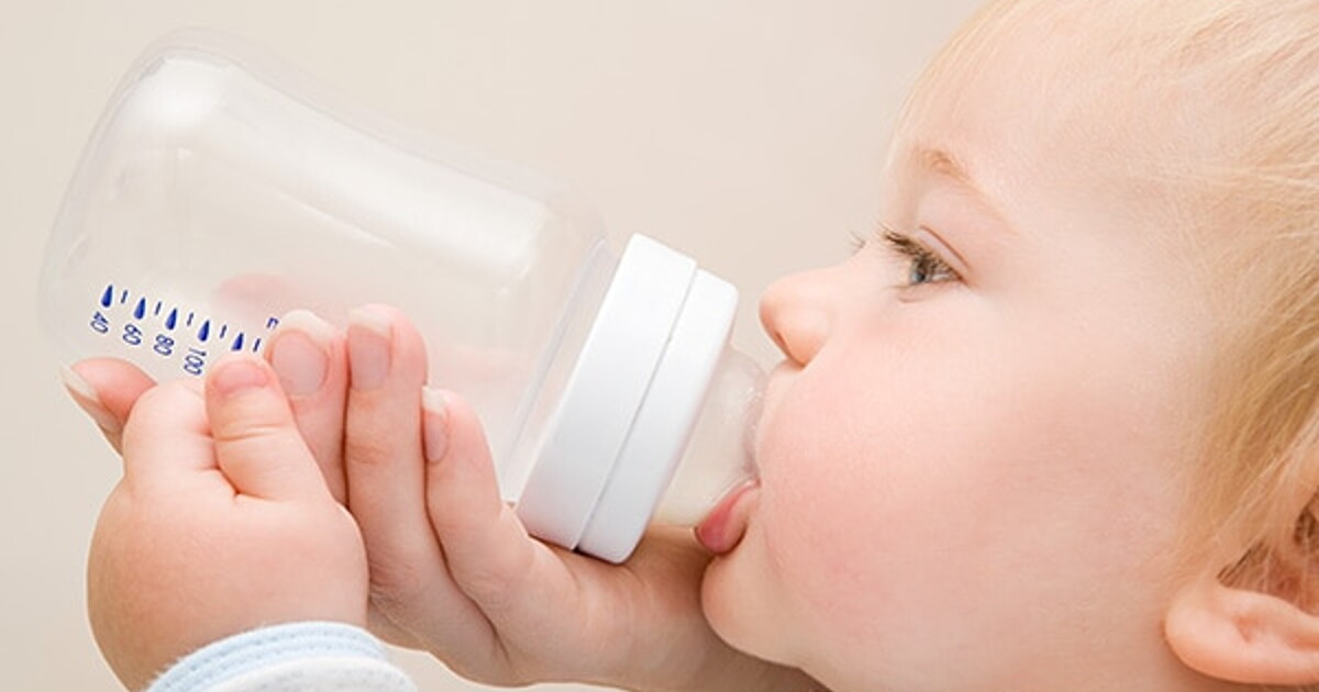 Quantité lait pour bébé : guide dès 6 mois à 3 ans