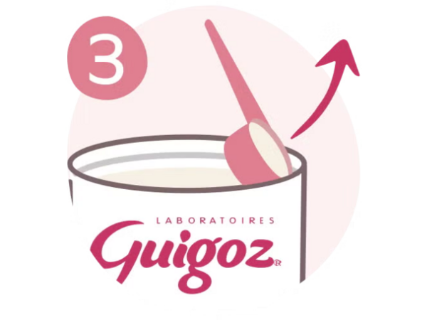 Cuillère retirée d'un pot de lait en poudre Guigoz étape 3