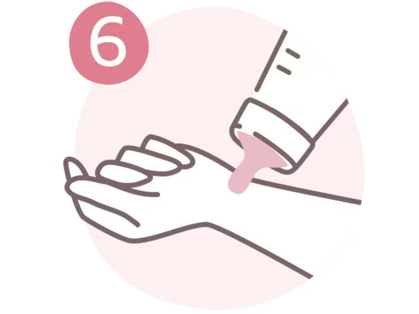 Application de crème sur le bras avec un tube